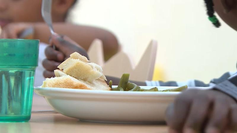 Un enfant mange à la cantine