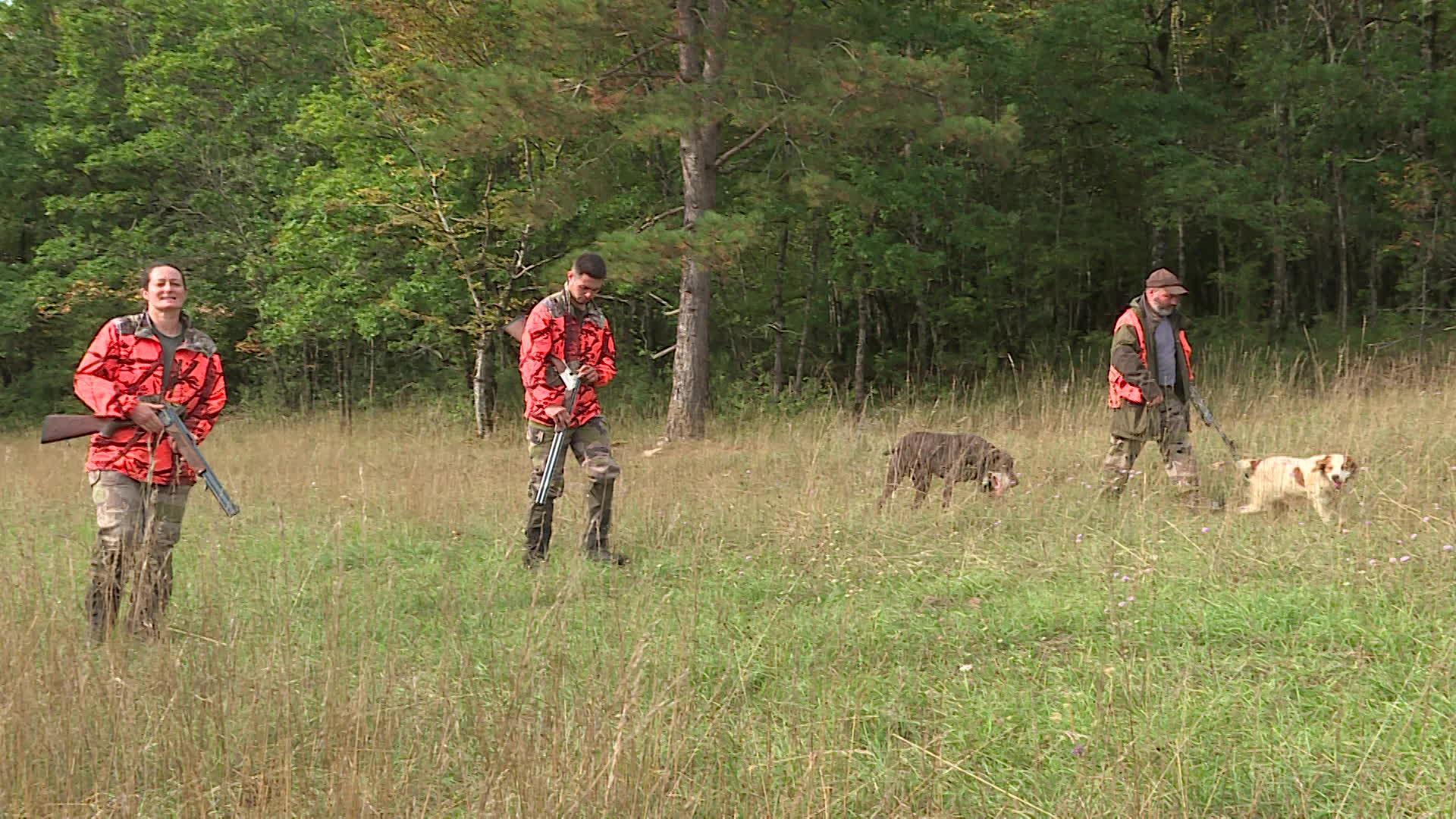 Sandra la mère, Juan le fils et Frédéric le père, accompagnés de leurs chiens, partent à la chasse ensemble.