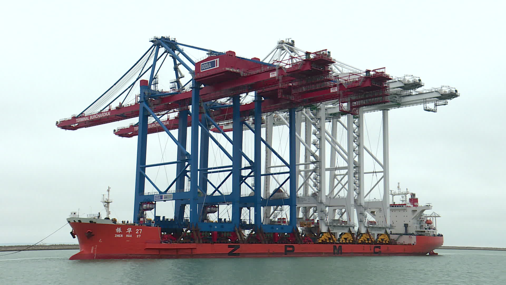 Au Havre, le cargo transportant les deux "giga-portiques" de 100 mètres de haut est amarré après un mois et demi de navigation depuis Shanghaï.