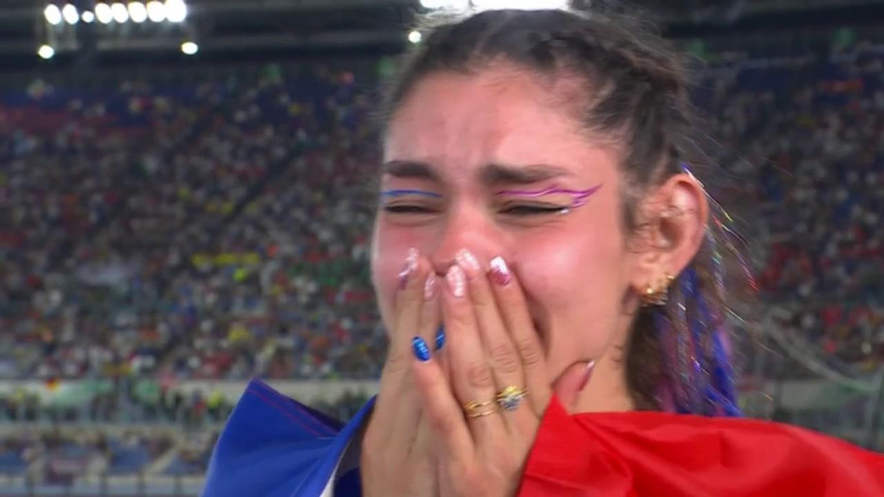 Très émue, la toute nouvelle médaillée d'argent européenne de l'heptathlon Auriana LAzraq-Khlass a eu beaucoup de mal à parler lors de son debrief d'après-compétition. La Française, qui a réalisé sa meilleure performance participera aux Jeux Olympiques de Paris cet été.