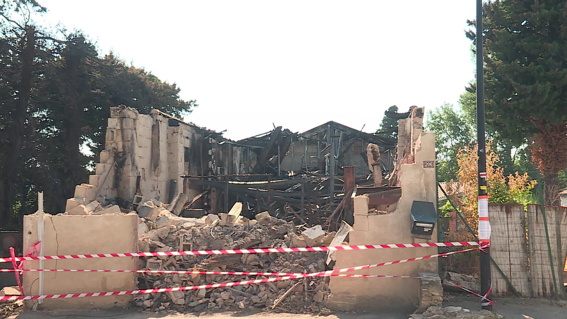 L'incendie qui a ravagé l'atelier de coutellerie à Saint-Laurent-des-Arbres, dans le Gard, dans la nuit du 5 au 6 juillet 2023.