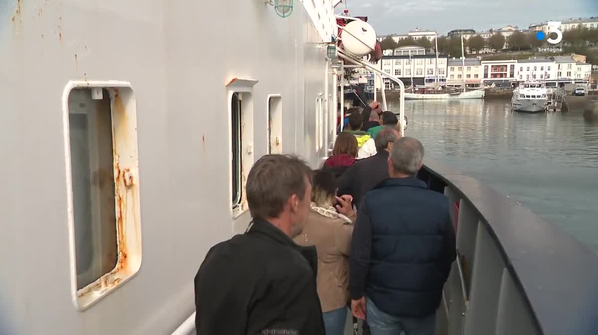 Retour de l'Abeille Flandre au port de Brest pour sa déconstruction accueillie par l'Abeille Bourbon