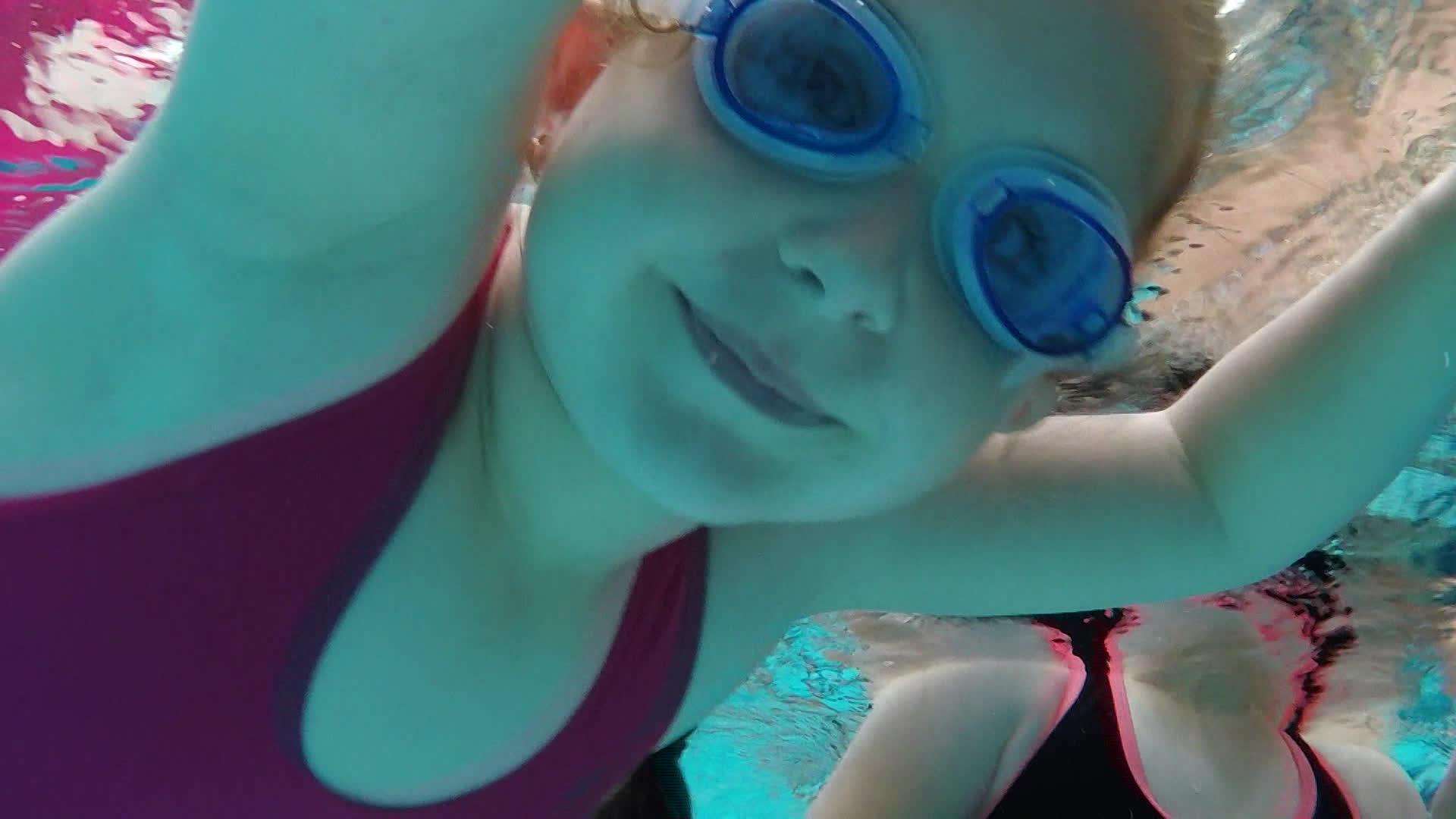 Une enfant apprend à mettre la tête sous l'eau lors d'un stage à la piscine d'Hirson.