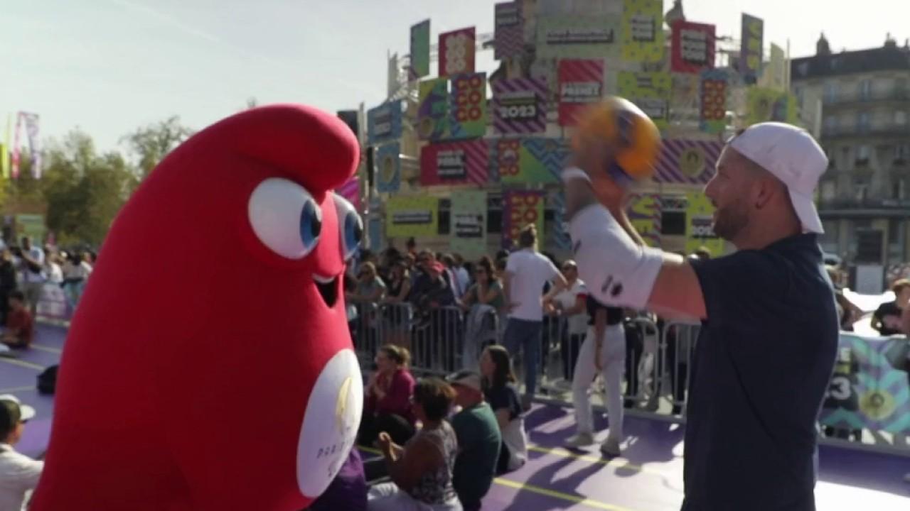 La deuxième édition de la Journée Paralympique s’est emparée de la Place de la République ce dimanche. Au programme : 24 Para sports à tester, des rencontres, des dédicaces des champions, des animations et de la musique.