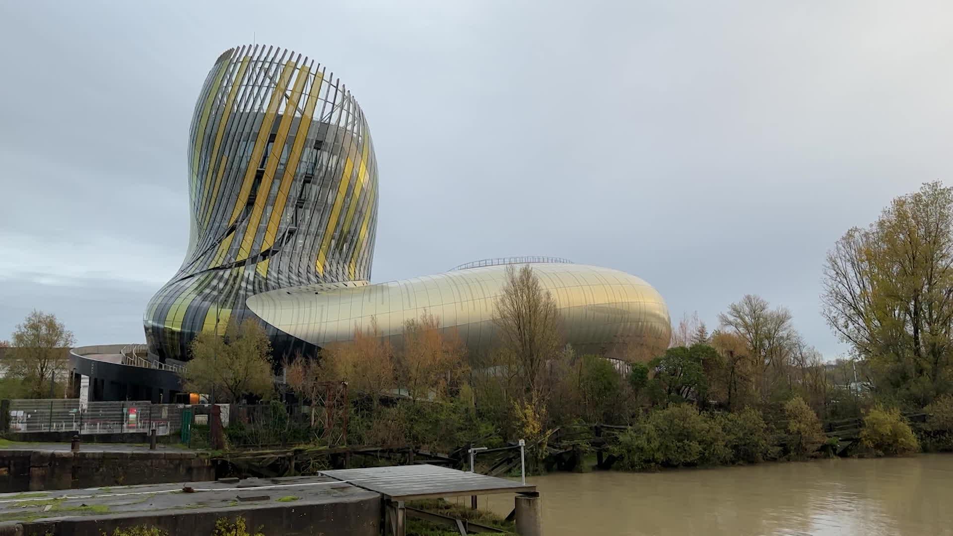 La Cité du Vin de Bordeaux, au bord de la Garonne, est devenu un emblème pour la ville.