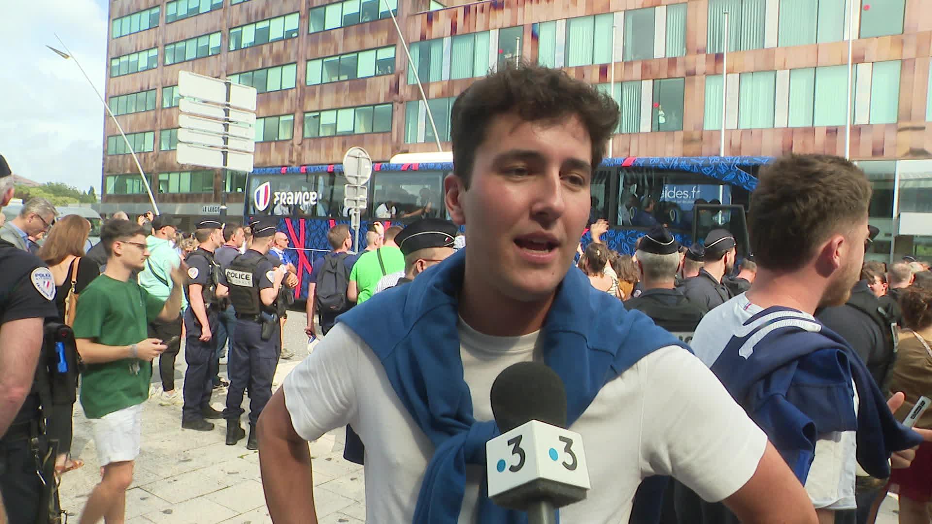 L'arrivée des joueurs du XV de France, mardi 12 septembre, en gare de Lille Europe.