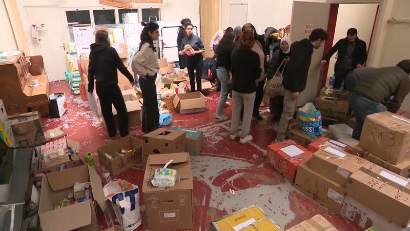 Au rez-de-chaussée de La Cantine Syrienne, les plus jeunes s'organisent pour remplir les cartons