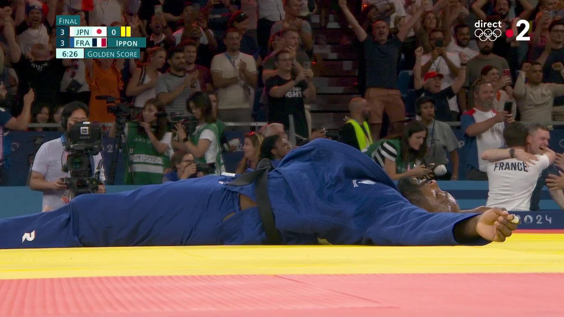 En finale du tournoi olympique de judo opposant la France au Japon, Teddy Riner a délivré les Bleus, qui ont remporté l'or devant leur public, samedi 3 août à l'Arena Champ-de-Mars.