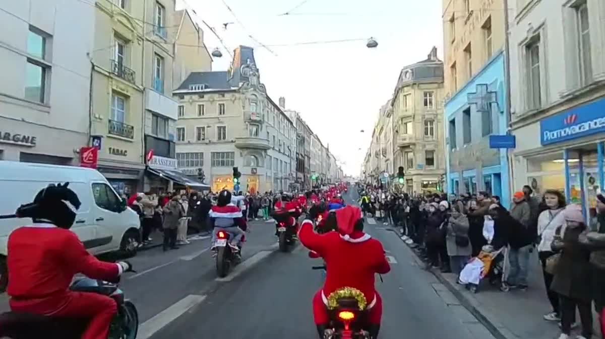 400 Pères et Mères Noël ont défilé dans les rues de Nancy samedi 17 décembre 2022, au profit des enfants hospitalisés.