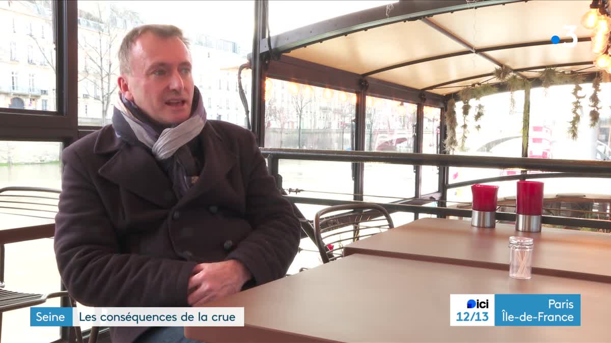 Sur les bords de Seine, l'eau recouvre entièrement les pavés