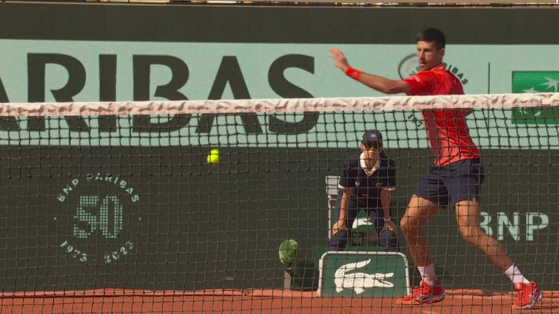 Battu dans la première manche et encore malmené dans la seconde, Novak Djokovic survole le jeu décisif 7-0 avec cinq coups gagnants, pour égaliser à un set partout face à Karen Khachanov (4-6, 7-6).