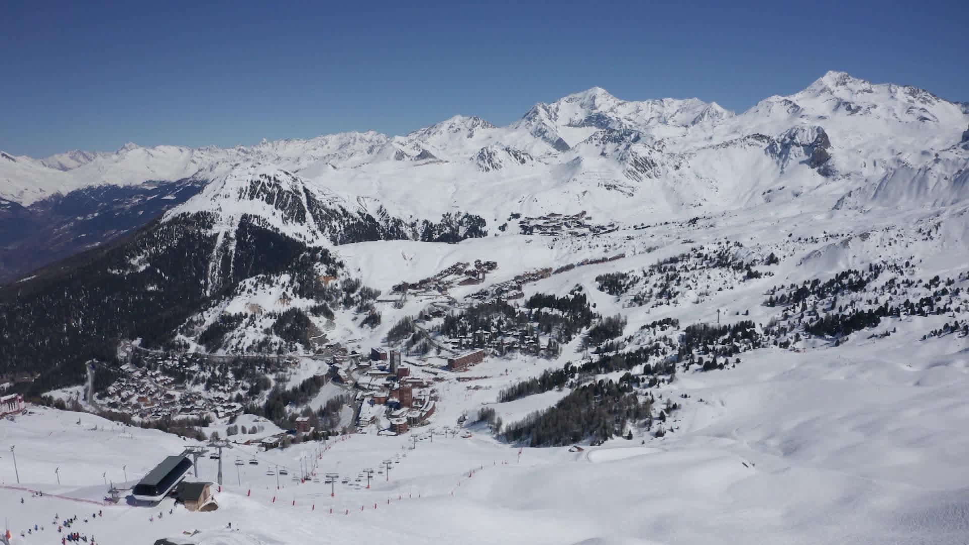 La Plagne accueille plus de deux millions de skieurs par an, et emploie 3000 saisonniers