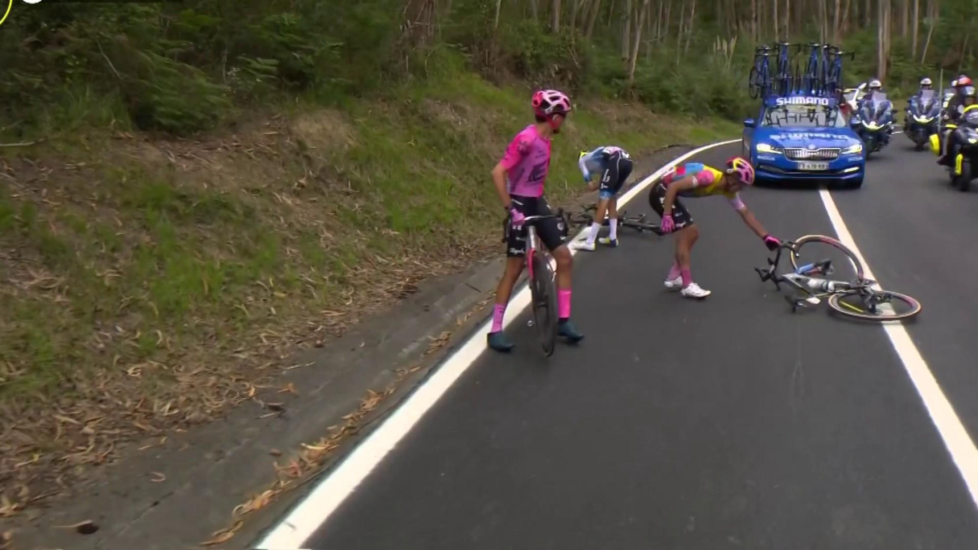 Sur la descente du col de Vivero, Enric Mas et Richard Carapaz ont chuté et semblent avoir des difficultés à repartir. Considérés comme prétendants pour les premières places au classement général les deux hommes vont perdre beaucoup de temps dans cette première étape, à moins qu'ils abandonnent ...