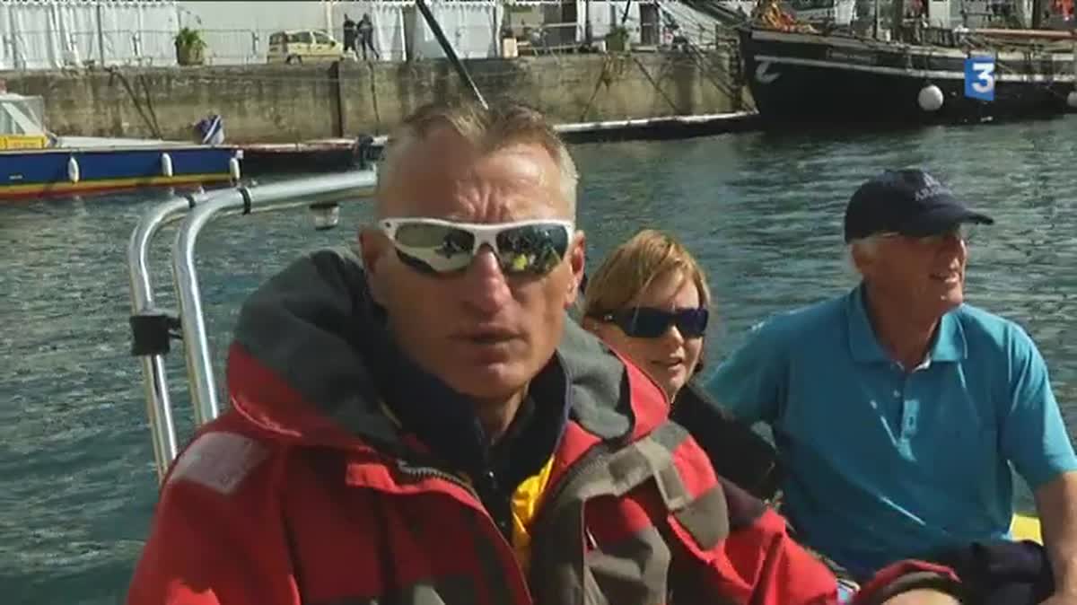 Une réplique d'un langoustier arrive du Morbihan pour se placer à quai