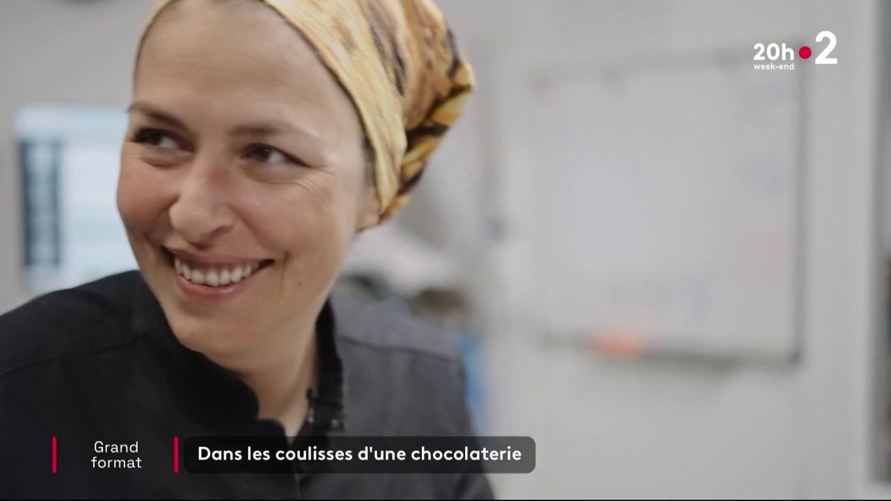 A l'occasion des vacances de Pâques, France Télévisions est allée à la rencontre de Mélanie Paulau, une chocolatière basée en Vendée.  Elle assure toute la production de son chocolat, de la fève de cacao à la tablette de chocolat, et se déplace pour cela dans différents pays.