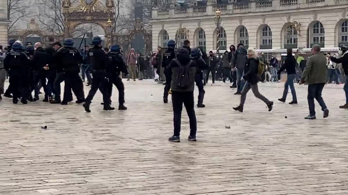 Place Stanislas à Nancy. L'ambiance festive de la manifestation contre les retraites s'achève dans les gaz lacrymogènes