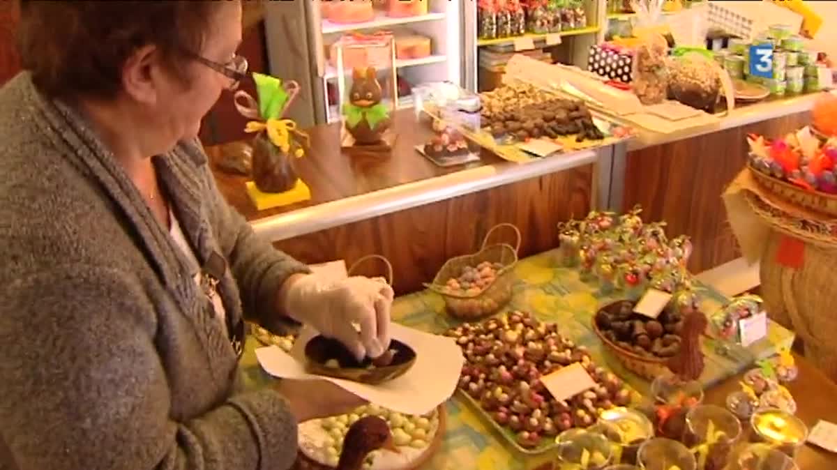 Maryse Krieger, chocolatière à Chamalières (63), est fidèle au poste en ce lundi de Pâques. Elle donne une touche finale à ses chocolats en attendant ses derniers clients. 