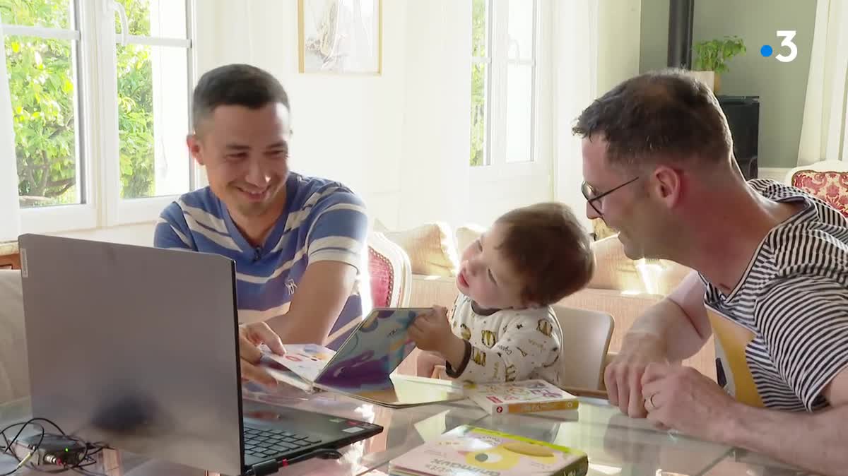 En 2022, nous avions rencontré Cyril, Pierre-Yves et leur fils Baptiste : le petit garçon avait alors 3 mois, il était né d’une GPA, une Gestation Pour Autrui, pratiquée au Canada car toujours interdite en France.