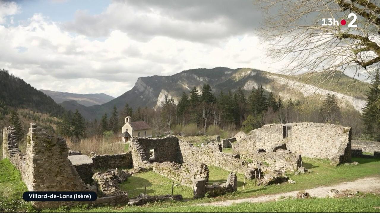 Emmanuel Macron s'est rendu, dans l'après-midi du mardi 16 avril, dans le Vercors, théâtre d'importants combats entre résistants et troupes allemandes.  L'occasion pour le 13 Heures de se rendre dans le petit hameau de Valchevrière, incendié par les Allemands à l'été 1944.