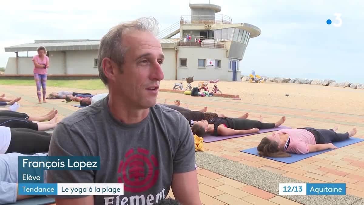 Un cours de yoga sur la plage (image d'illustration).