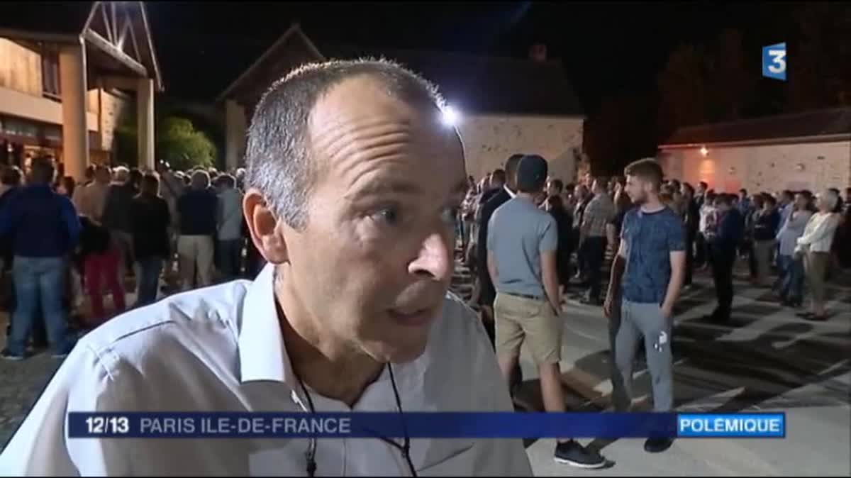 La toiture d'un bâtiment situé devant le futur centre d'hébergement pour migrants a été incendiée, à Forges-les-Bains, dans l'Essonne.