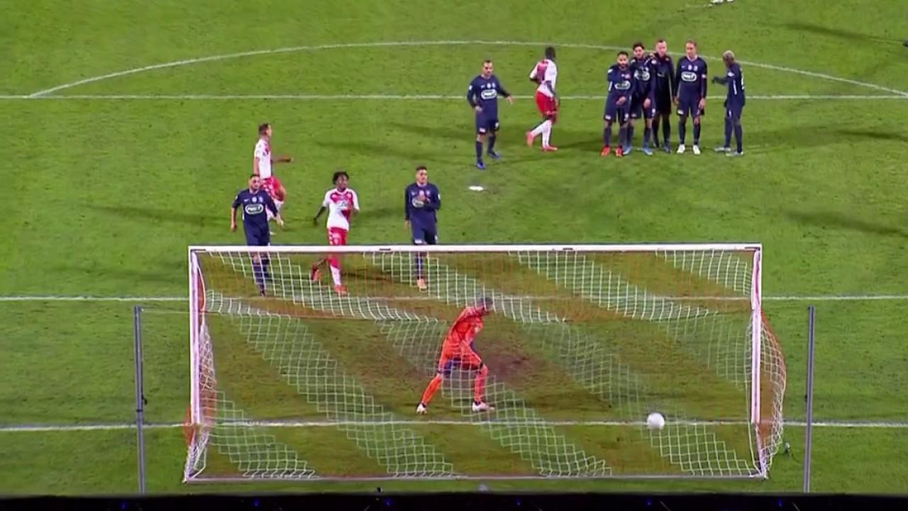 Quel coup franc de Cesc Fabregas ! L'Espagnol marque le but du KO sur ce bijou déposé dans la lucarne de Dan Delaunay ! 4 à 1 pour Monaco àun quart d'heure du terme...