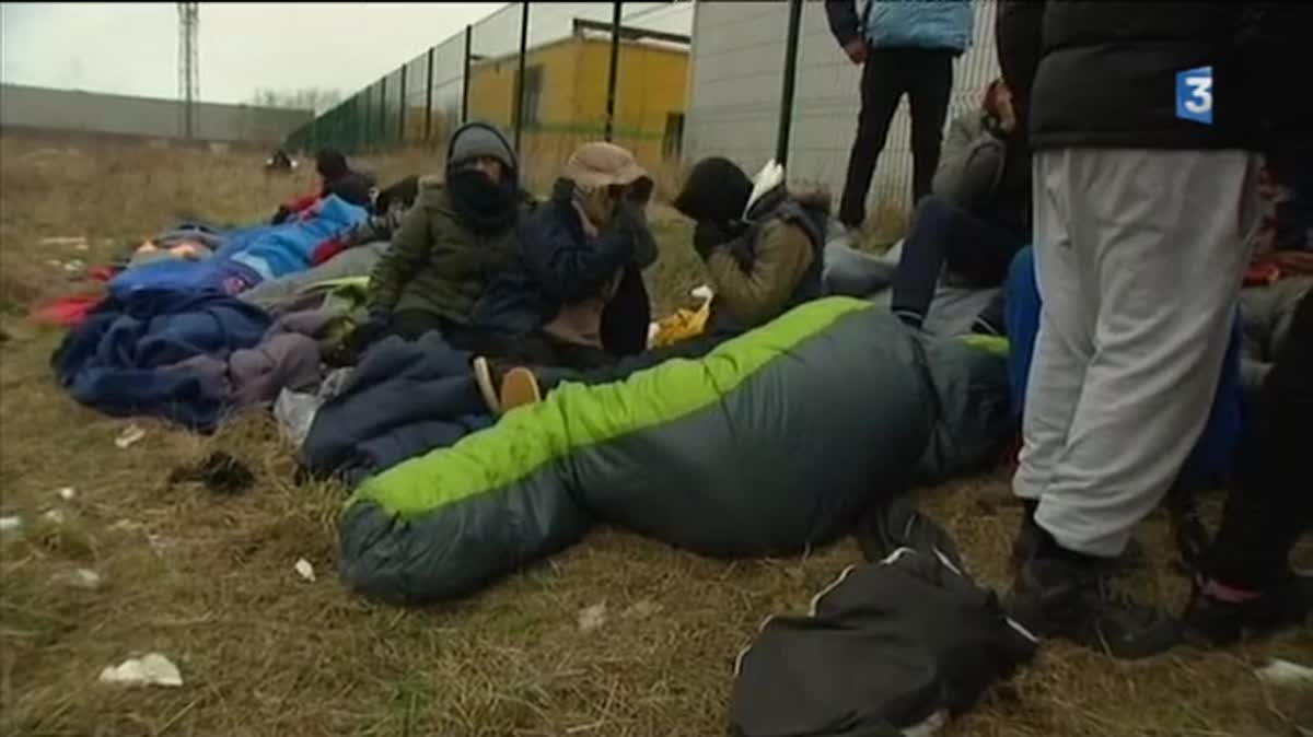 Ils se sont installés tant bien que mal sur ce terrain à l'abandon. 