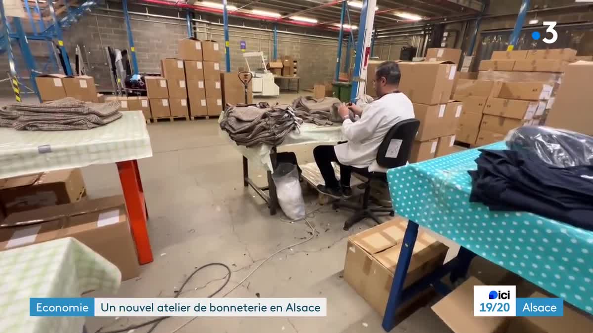 Quatre machines à tricoter ont été installées dans l'atelier flambant neuf de l'entreprise Le Fil d'Altaïr basée à Strasbourg (Bas-Rhin).