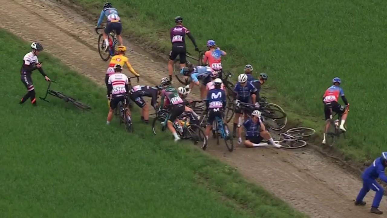 L'enfer du nord a encore fait des siennes ! Elisa Longo Borghini fait chuter toutes les favorites de ce Paris-Roubaix. Cet incident permet à Mariane Vos de revenir et aux échappées de gagner du temps. Mais surtout, Lotte Kopecky voit ses chances de remporter la course disparaitre !