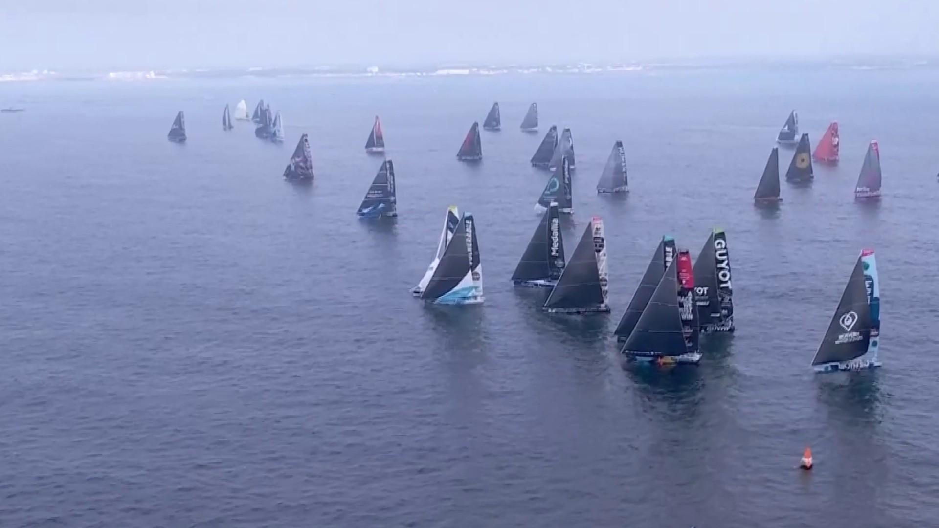 C’est à 13h02, comme prévu, que le grand départ du Vendée Globe 2024-2025, dixième du nom, a été donné. Ce sont, au total 40 skippers, sur des IMOCA avec ou sans foils, qui ont été lâchés par la direction de course. Un tour du monde en solitaire, sans escale et sans assistance s’ouvre à eux.