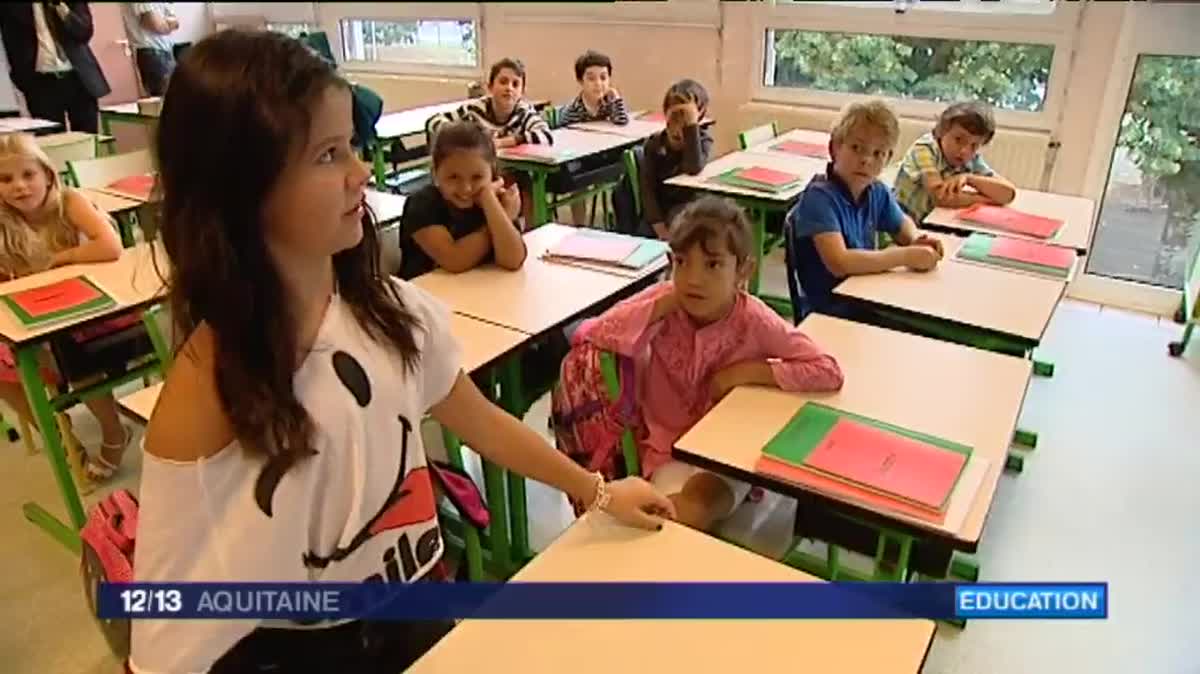 Les enfants sourds et malentendants ont deux professeurs dont un qui parle la langue des signes