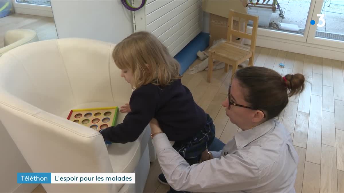 Clémence, atteinte d'une maladie reçoit les soins d'une psychomotricienne pour apprendre à se tenir debout et marcher.