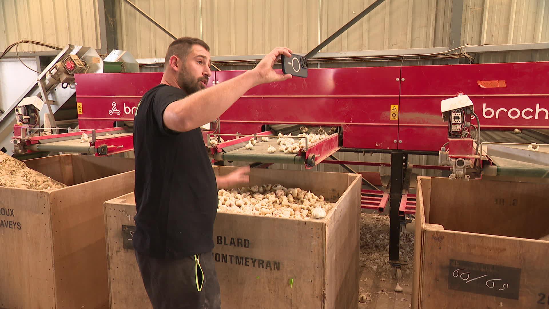 Gaël Blard, agriculteur dans la Drôme, est un youtubeur comblé.