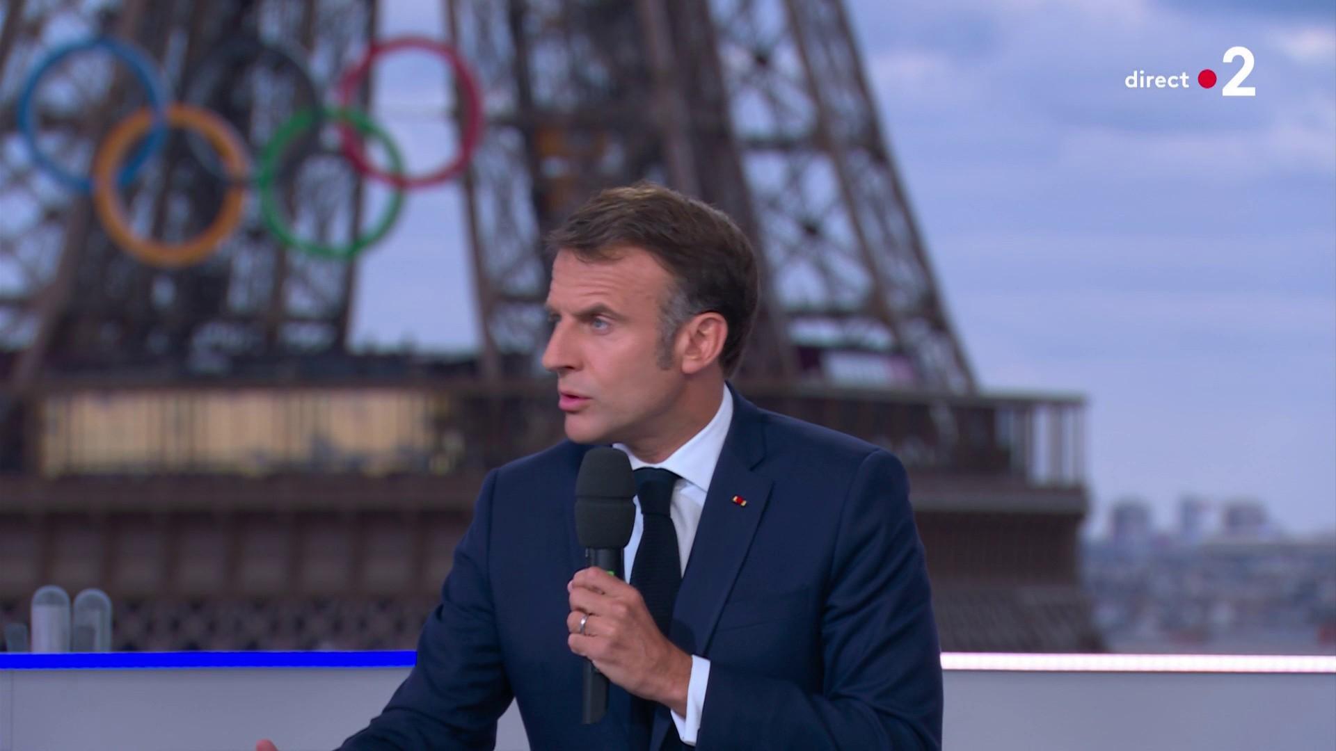 Interrogé sur la nomination d'un Premier ministre, "jusqu'à la mi-août, nous ne sommes pas en situation de pouvoir changer les choses", a estimé Emmanuel Macron, mardi 23 juillet.