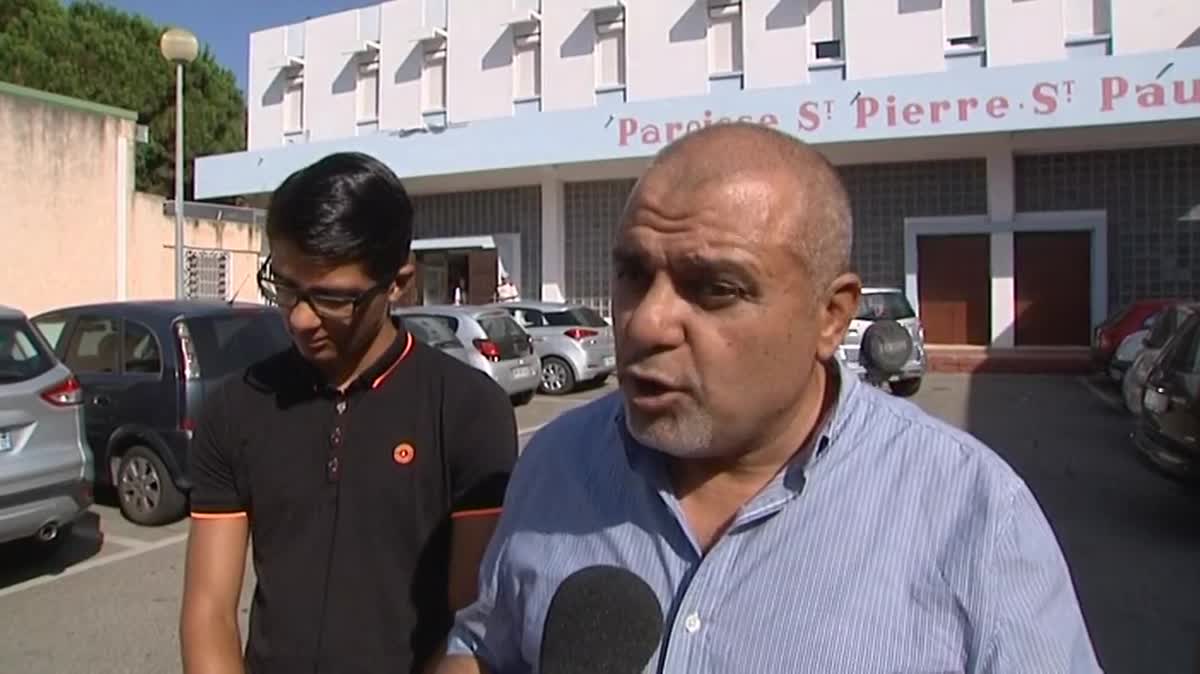 Fidèles catholiques et musulmans ont été accueillis par le prêtre Louis El Rahi à l'entrée de l'église Saint-Pierre-Saint-Paul d'Ajaccio pour célébrer une messe commune, dimanche 31 juillet.