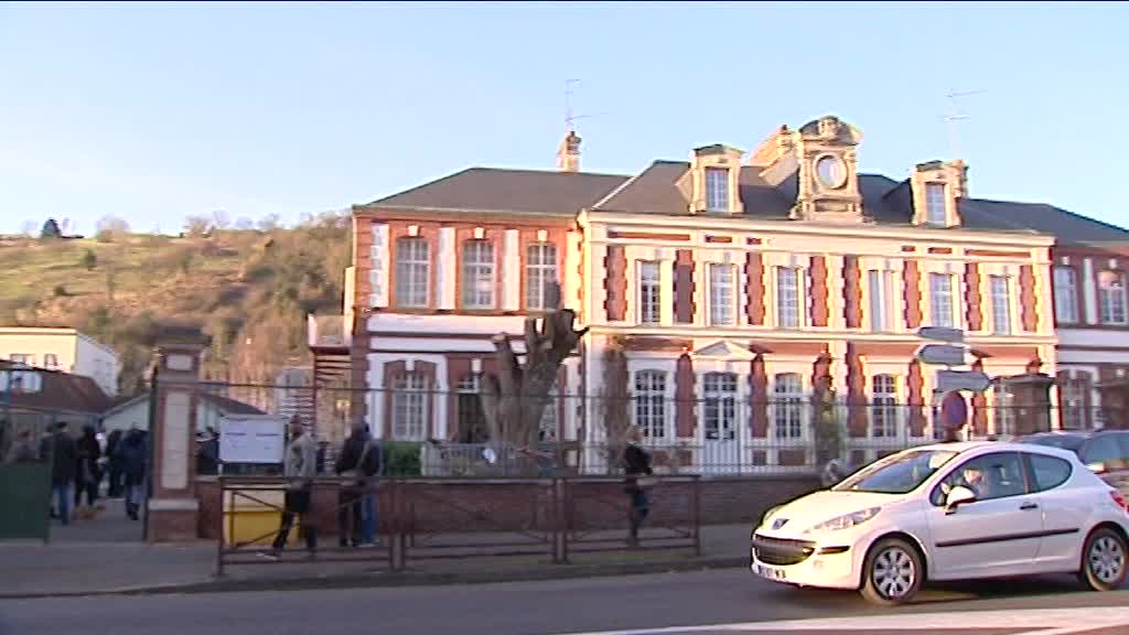 Les parents d'élèves se sont rassemblés à la sortie de l'école Isambard ce 9 décembre