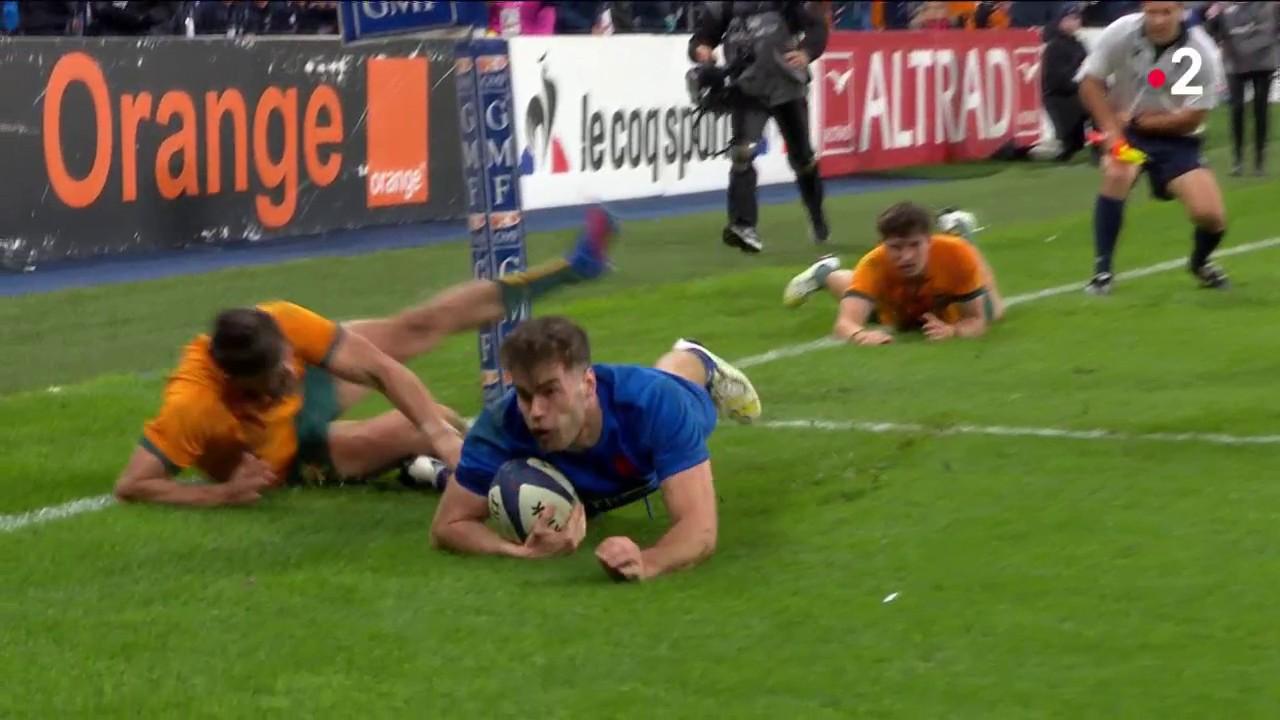 Menée 25-29 jusque-là, la France s'en remet à une passe magique de Matthieu Jalibert pour l'ailier Damian Penaud ! L'ailier s'envole sur son aile droite pour marquer le deuxième essai français du soir. Les Bleus repassent devant à quelques minutes de la fin du match (30-29).