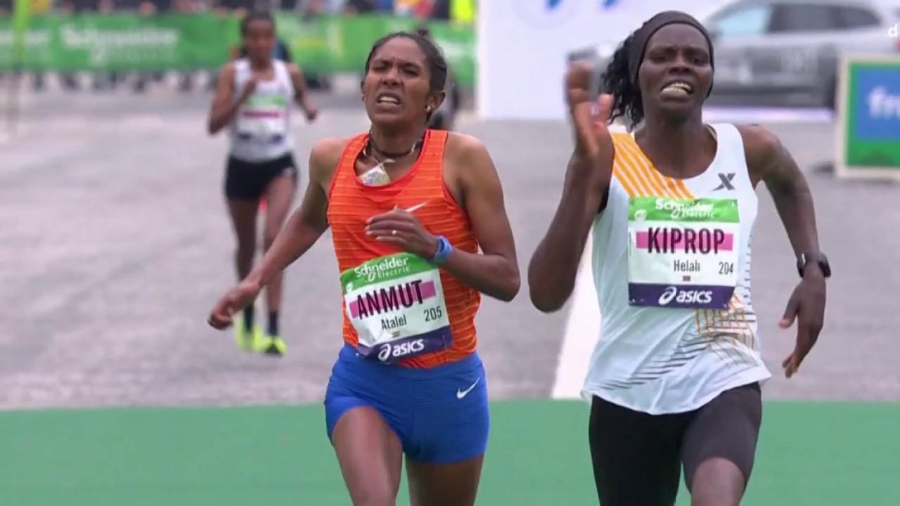 Quelle arrivée sur l'avenue Foch. Helah Kiprop dispose du sprint final avec 24 centièmes d'avance sur Atalel Anmut. La Kényane a remonté l'Ethiopienne dans une dernière ligne droite de folie pour s'offrir le marathon de Paris 2023 en 2h23'19".