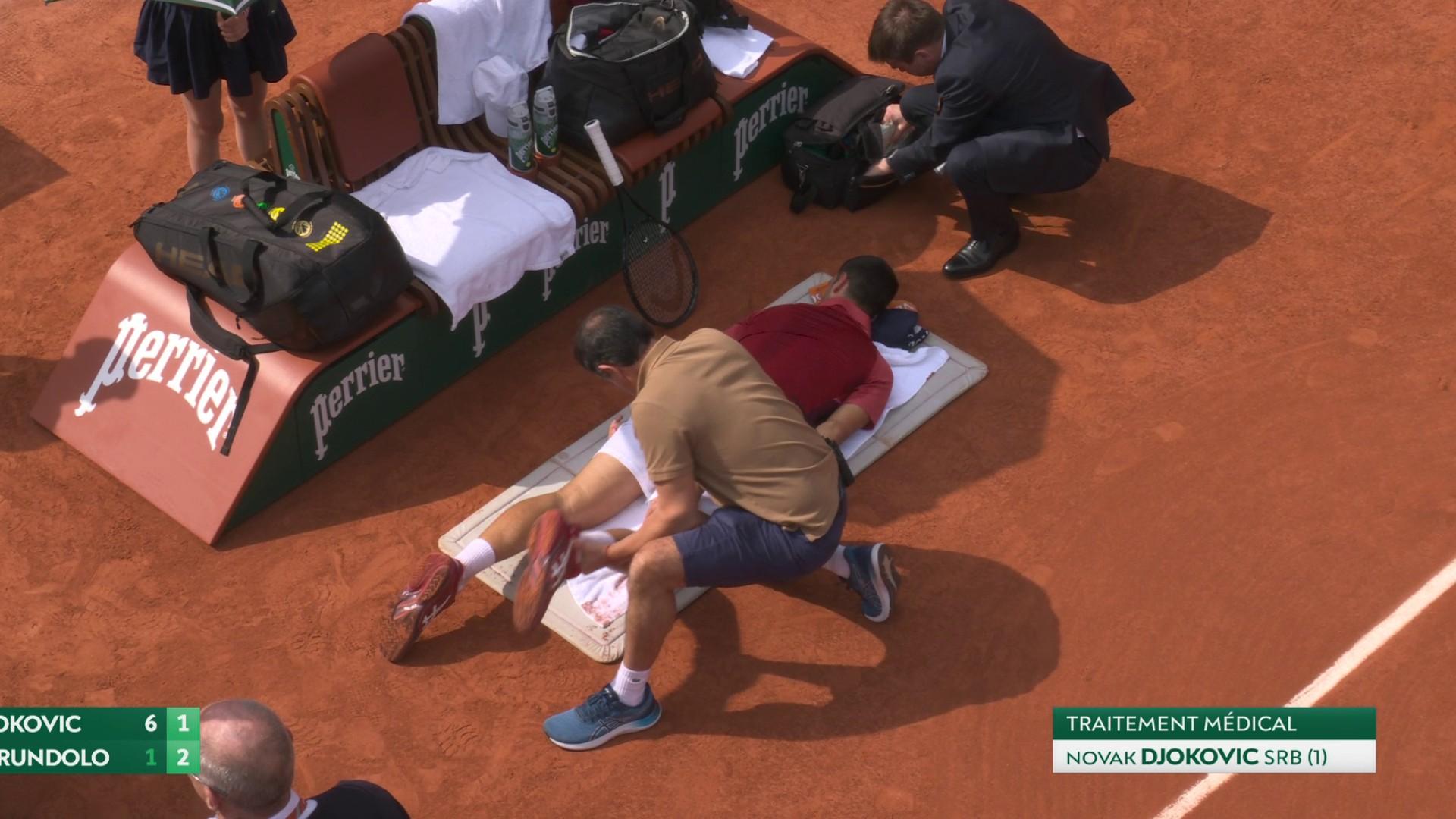 Petite alerte pour Novak Djokovic qui fait appel à son médecin. Le Serbe semble se plaindre d'une douleur au genou. Le jeu reprend après 7 minutes d'interruption.