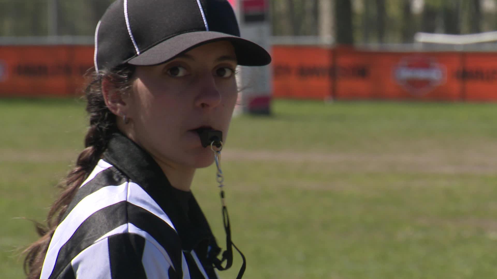 Yaëlle Chazaud, est l'une des rares femmes en France arbitre de football américain.