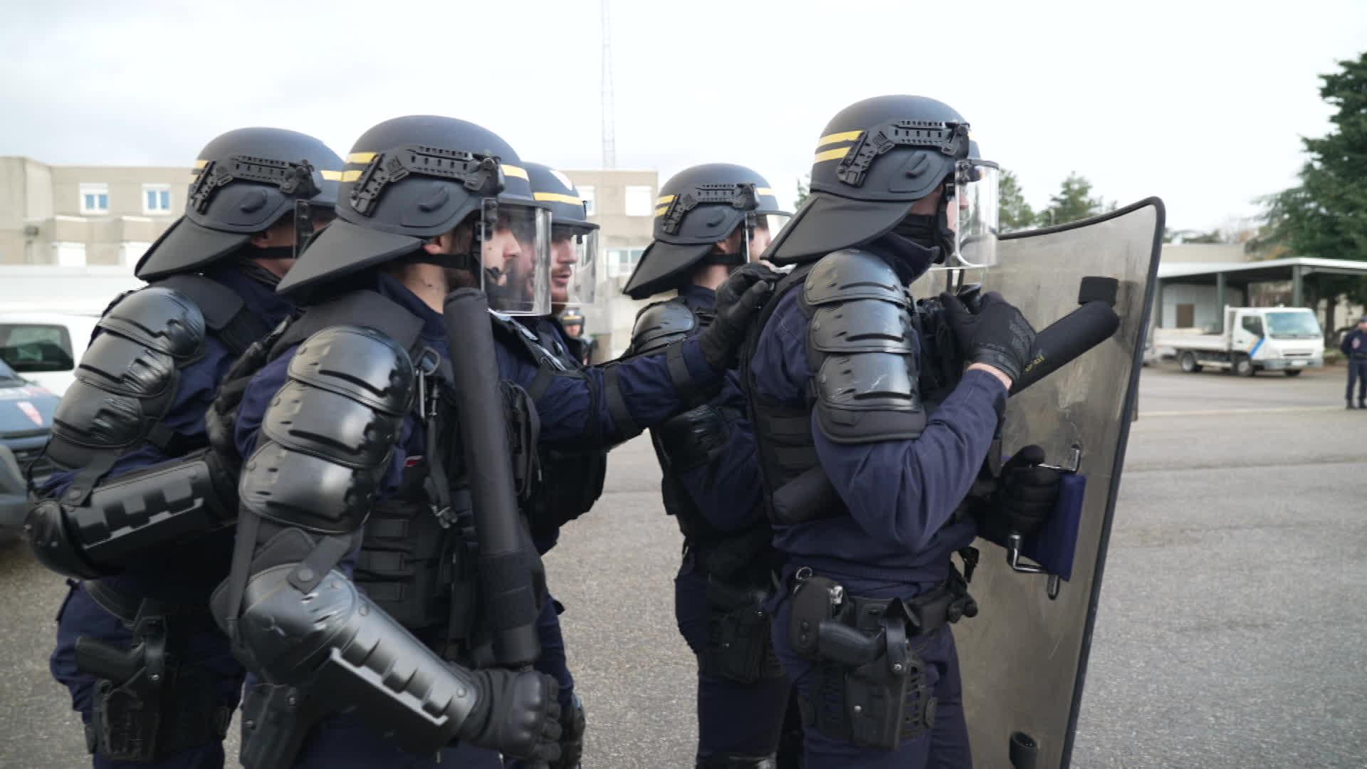 La CRS 83 basée à Chassieu est formée aux situations de maintien de l'ordre de haute intensité.