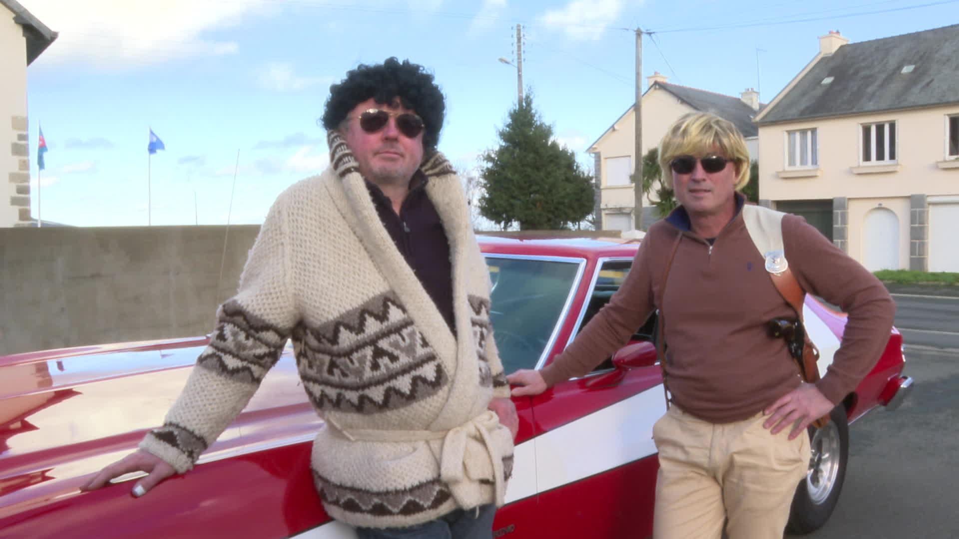 Starsky et Hutch devant leur coupé Grand Torino.