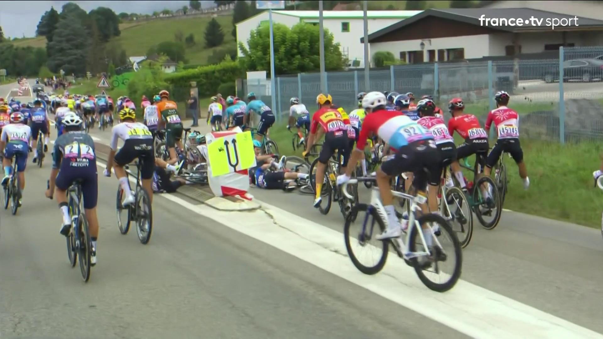 La chute dans le peloton provoquée par le maillot jaune lors de l'étape 5 du Tour de France.