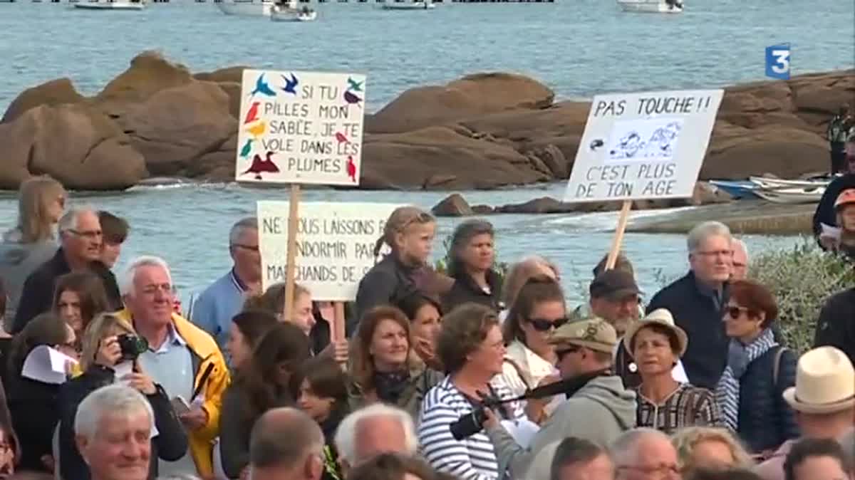 Plus de 2 000 opposants à l'extraction de sable en baie de Lannion forment un SOS - 13/08/2017