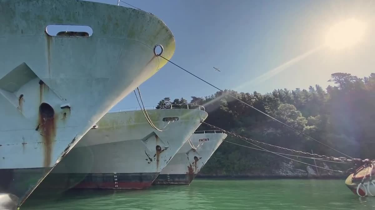 Pour s'approcher au plus près des navires du cimetière marin de Landevennec, rien de tel que le paddle