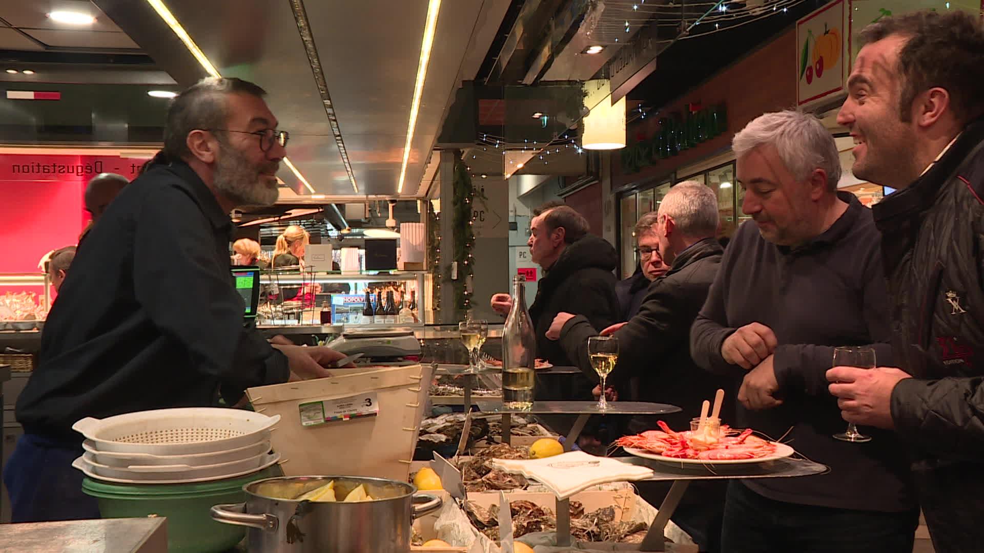 Les frigos du ventre de Lyon sont pleins à craquer de commandes, mais il reste encore un peu de marchandises pour les retardataires à quelques jours de Noël.