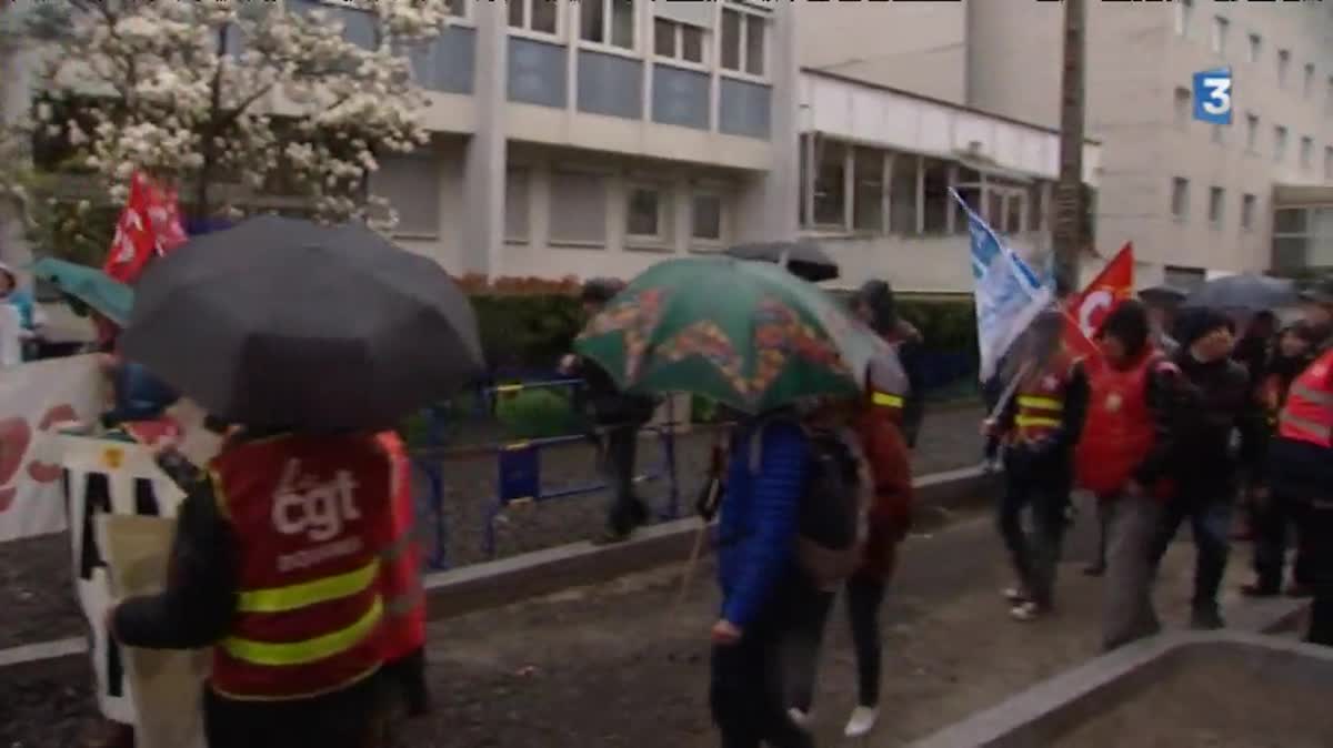 Manifestation nationale des douaniers à Clermont-Ferrand, le 23 mars 2017.