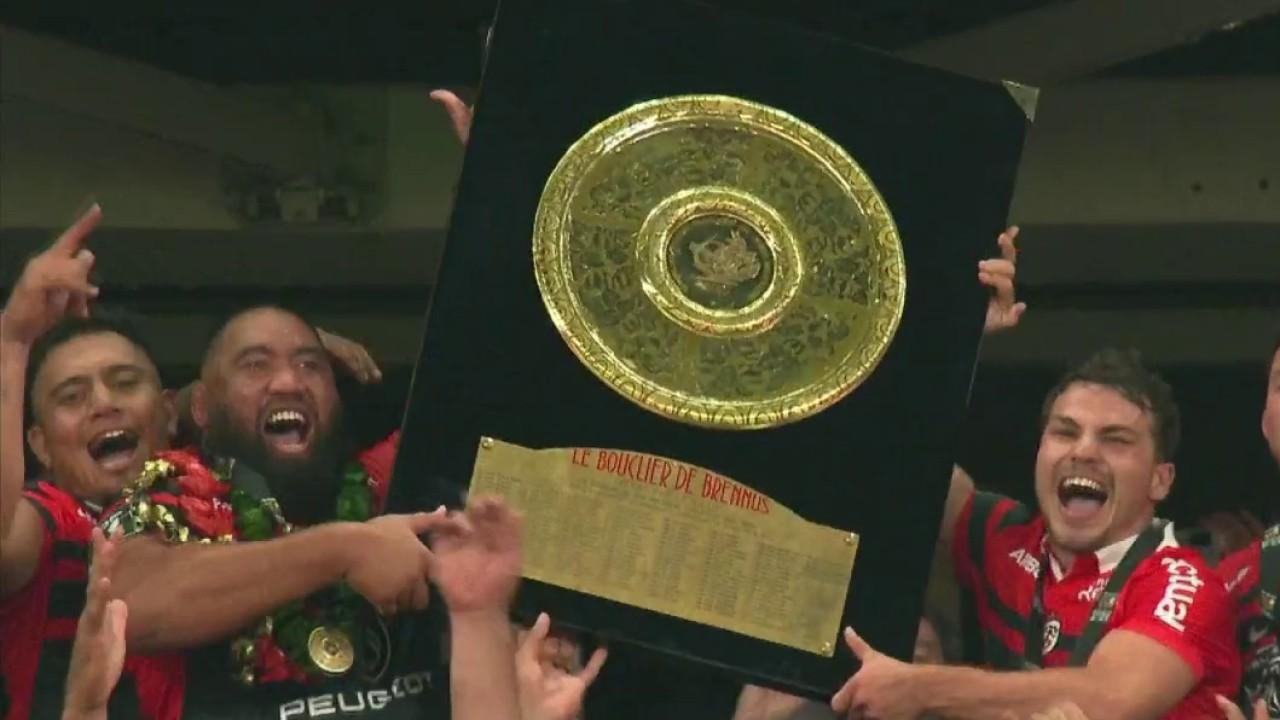 C'est fait ! Le Stade Toulousain remporte le titre de champion de France 2022/2023. Les Toulousains remettent la main sur le Bouclier de Brennus, avec notamment le capitaine Antoine Dupont qui peut soulever ce trophée tant convoité.