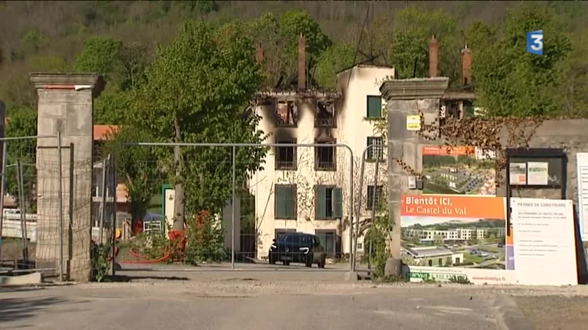 Le bâtiment de l'ancienne Hostellerie Saint-Martin, détruit par un incendie dans la nuit du 15 au 16 avril 2017 à Pérignat-les-Sarlièves dans le Puy-de-Dôme.