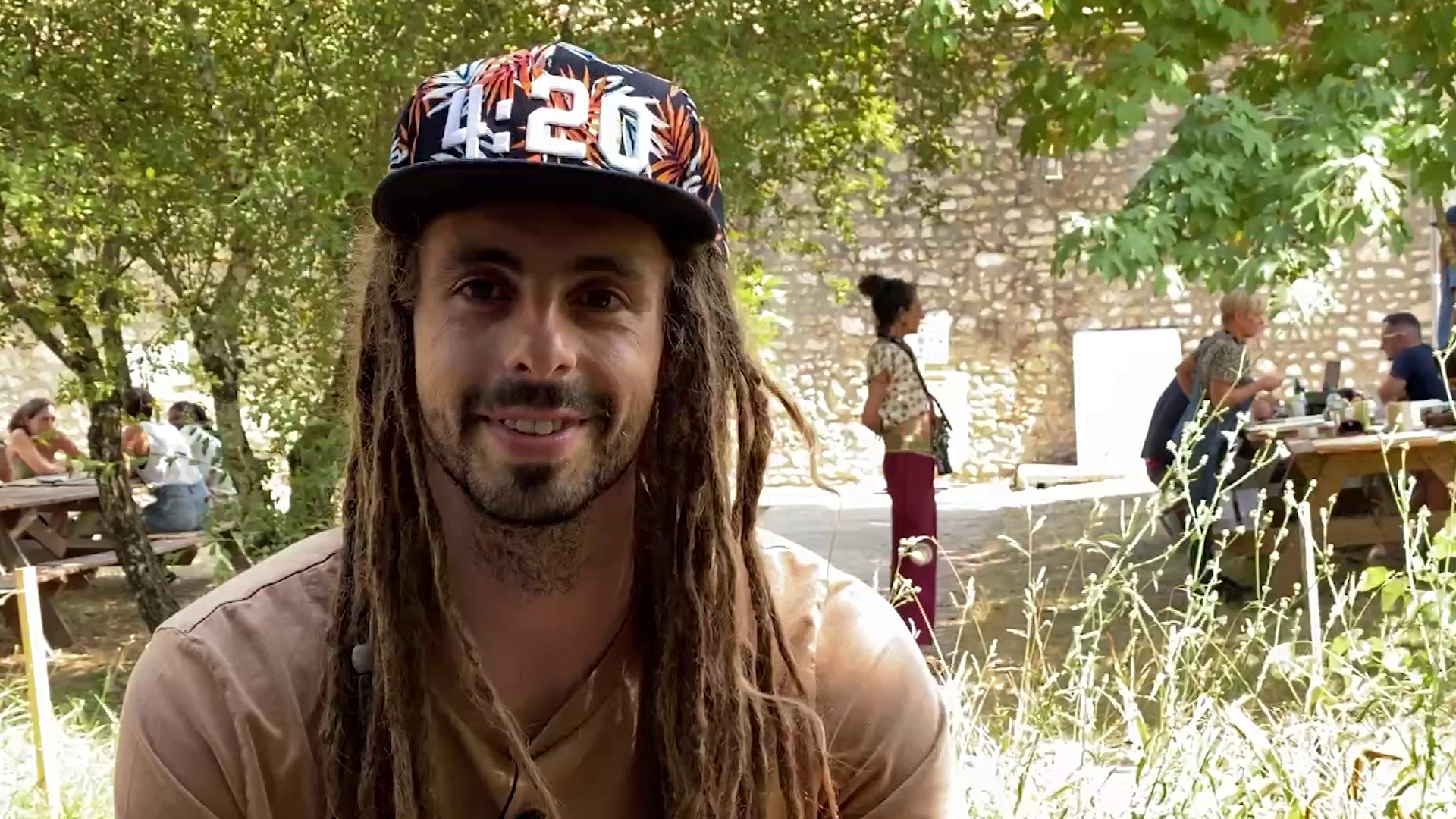 Dougy, chanteur au style reggae, raggamuffin ou reggae dancehall